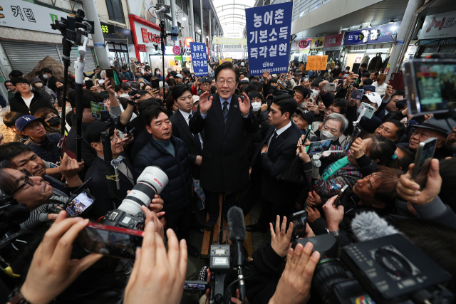 더불어민주당 이재명 대표가 12월 1일 오후 경북 포항시 죽도시장을 찾아 시민들에게 인사하고 있다. 연합뉴스