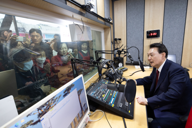 윤석열 대통령이 2일 충남 공주산성시장 내 공지와 안내 등을 위한 라디오방송국에서 상인들에게 인사하고 있다. 연합뉴스