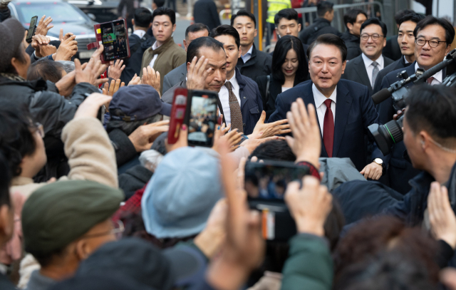 윤석열 대통령이 2일 충남 공주산성시장을 방문하고 있다. 연합뉴스