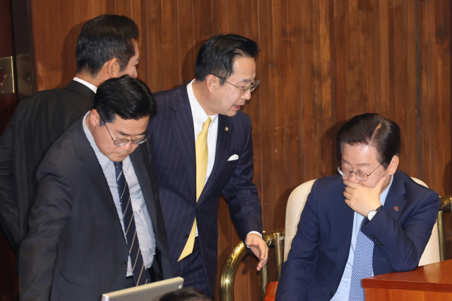 더불어민주당 이재명 대표가 28일 오후 국회 본회의장에서 박찬대 원내대표, 박성준 원내수석부대표 등과 대화하고 있다. 연합뉴스