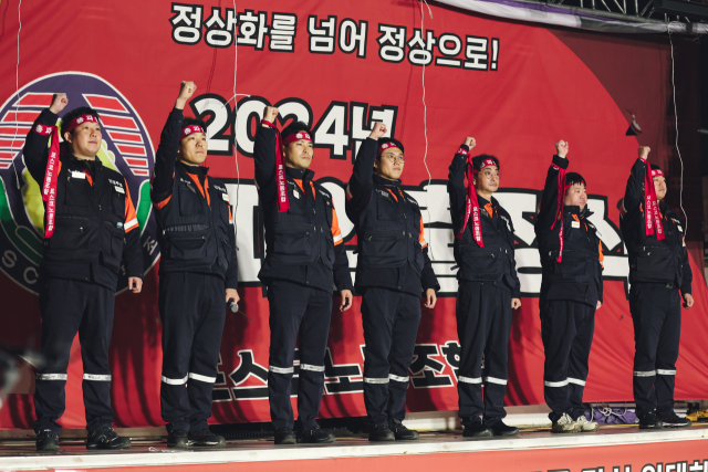포스코노조는 2일 포스코 본사(포항) 앞에서 조합원들이 참석한 가운데 파업출정식을 열었다. 포스코노조 제공