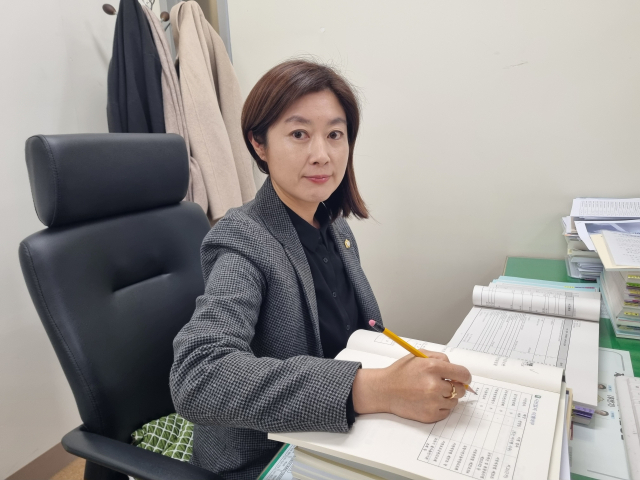 지난 2일 오후 포항시의회 의원실에서 김하영 의원이 행정 관련 공부 중 인터뷰에 응하고 있다. 배형욱 기자