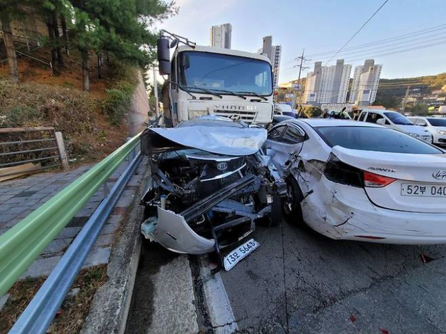 3일 경남 통영시 광도면에서 내리막길을 달리던 15t 화물차가 앞 차량과 추돌하며 14중 추돌사고가 발생했다. 이 사고로 20명이 부상을 입었고 이중 13명이 병원으로 이송됐다. 통영소방서 제공