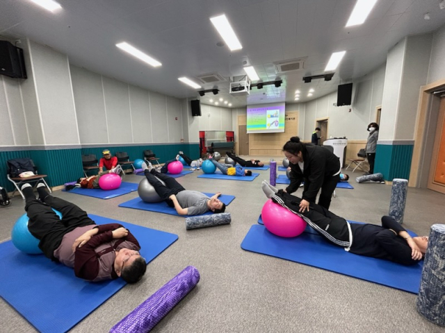 뇌병변장애인 맞춤형 재활운동교실 운영 광경. 밀양시 제공