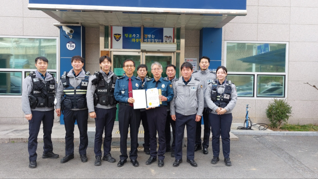 김기태 예천경찰서장(왼쪽)이 조정현 예천지구대 4팀장(오른쪽)에게 표창장을 전달하고, 용의자를 검거한 직원들과 함께 기념촬영을 했다. 예천경찰서 제공