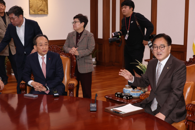 국민의힘 추경호 원내대표와 중진 의원들이 지난 2일 오전 비상의원총회를 마친 뒤 국회의장실을 방문, 우원식 의장에게 감액 예산안의 본회의 처리에 대한 반대 의견을 전달하고 있다. 연합뉴스