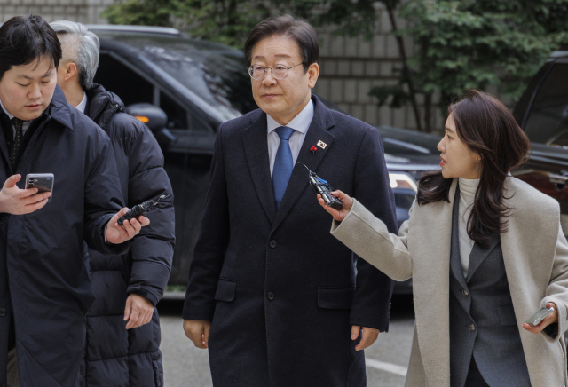 더불어민주당 이재명 대표가 3일 오전 서울 서초구 서울중앙지방법원에서 열린 대장동·백현동·위례신도시 개발비리 및 성남FC 불법 후원금 의혹 사건 1심 속행 공판에 출석하고 있다. 연합뉴스