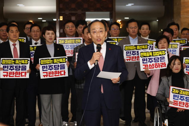 2일 정기회 제14차 본회의가 열리는 서울 여의도 국회 로텐더홀에서 열린 민주당의 감사원장 탄핵안 보고와 관련한 피켓 시위에서 국민의힘 추경호 원내대표가 발언하고 있다. 연합뉴스