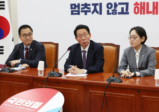 김상훈 국민의힘 정책위의장(가운데)이 지난달 10일 국회에서 열린 기자간담회에서 발언을 하고 있다. 연합뉴스