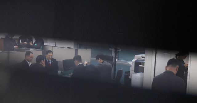 27일 오후 명태균 씨를 수사 중인 검찰 수사관들이 수사를 벌이고 있는 서울 여의도 국회 의원회관 내 국민의힘 기획조정국 사무실. 김건희 여사 