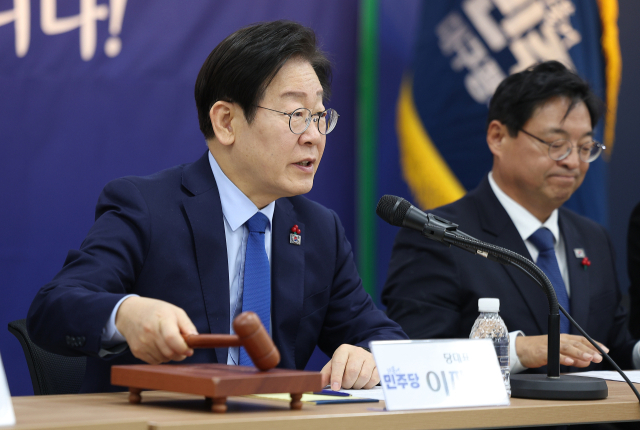 더불어민주당 이재명 대표가 2일 오전 대구 중구 더불어민주당 대구시당에서 열린 제43차 대구 현장 최고위원회의에 참석해 개회 선언 후 의사봉을 두드리고 있다. 연합뉴스