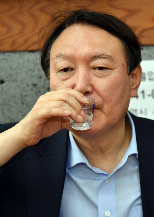 2021년 7월 27일 당시 대선 주자였던 윤석열 전 검찰총장이 부산 서구에 있는 한 국밥집에서 국민의힘 부산 국회의원들과 식사하면서 소주를 마시고 있다. 자료사진. 연합뉴스