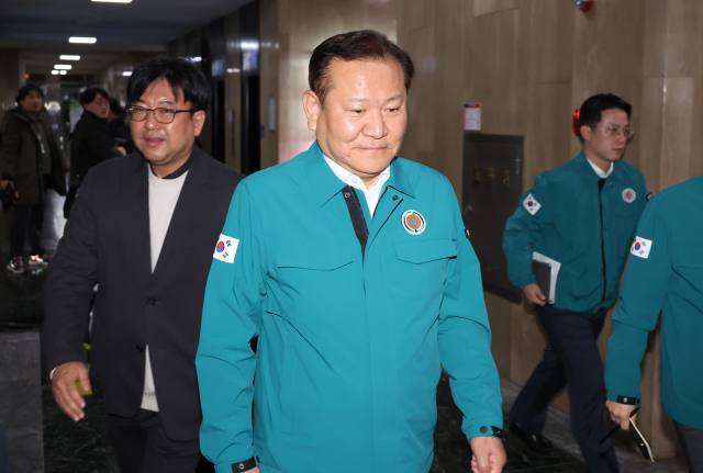 윤석열 대통령이 3일 저녁 비상계엄을 선포한 가운데 4일 밤 서울 종로구 정부서울청사에서 간부 긴급회의를 마친 이상민 행정안전부 장관이 나오고 있다. 연합뉴스