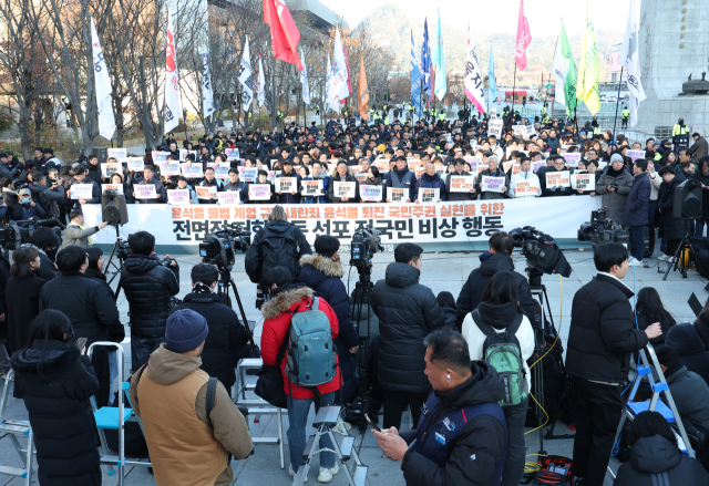 윤석열 대통령이 긴급 대국민 담화를 통해 비상계엄 해제를 선언한 4일 오전 서울 종로구 광화문광장에서 민주노총과 참여연대를 포함한 여러 시민단체가 진행하는 