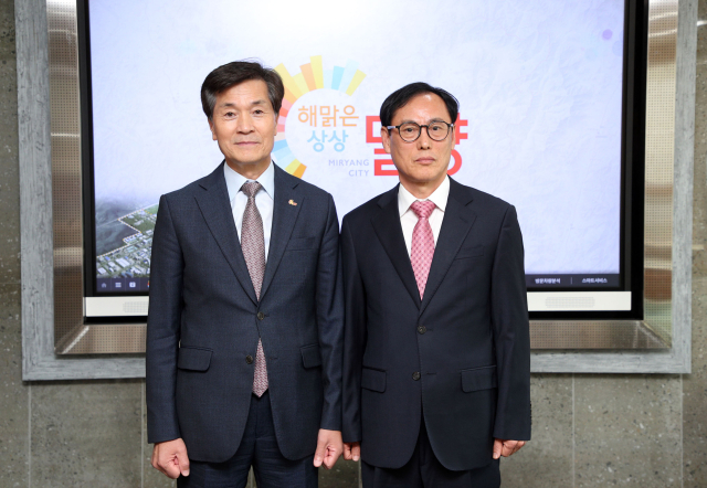 안병구 밀양시장과 김경민 신임 이사장(사진 오른쪽) 모습. 밀양시 제공