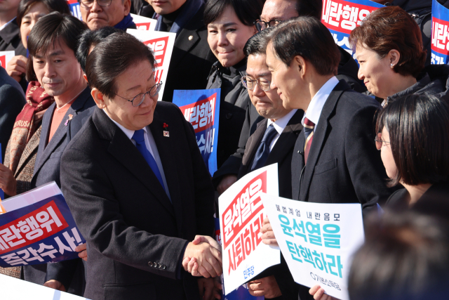 더불어민주당 이재명 대표와 조국혁신당 조국 대표가 4일 서울 여의도 국회 본청 앞 계단에서 열린 