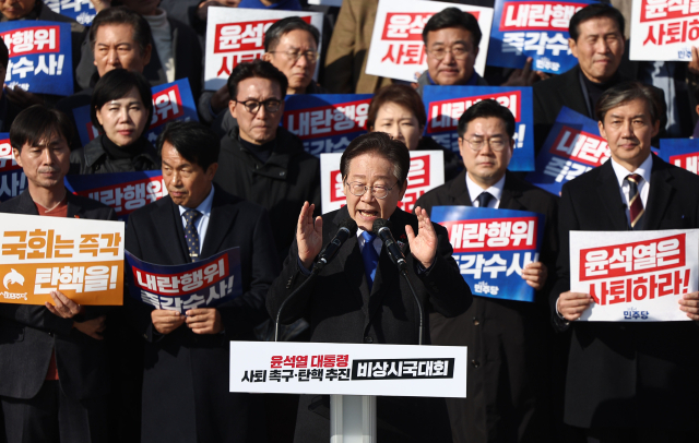 더불어민주당 이재명 대표가 4일 서울 여의도 국회 본청 앞 계단에서 열린 