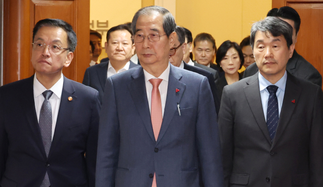 한덕수 국무총리와 관계 장·차관들이 4일 서울 종로구 정부서울청사 국무회의실에서 현안 논의를 마치고 회의장을 나서고 있다. 연합뉴스