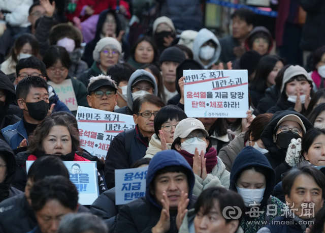 윤석열 대통령이 선포한 비상계엄이 국회의 해제 요구 결의안 통과로 6시간여 만에 해제된 4일 대구 중구 동성로에서 열린