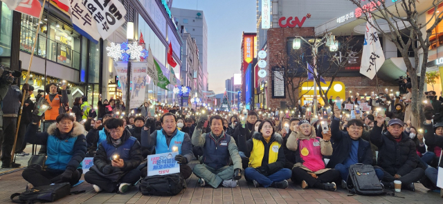 4일 오후 5시 CGV대구한일 앞에서 윤석열심판대구시국회의와 전국민주노동조합총연맹 대구지역본부 등은 