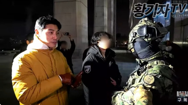육군 제707특수임무단 중사 출신 배우 이관훈(44)이 국회 앞에서 계엄군을 설득하는 모습. 유튜브 