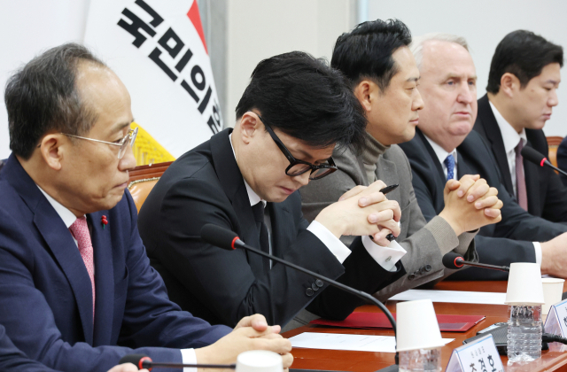 국민의힘 한동훈 대표(왼쪽 두번째)와 추경호 원내대표가 5일 오전 국회에서 열린 최고위원회의에서 위원들의 발언을 경청하고 있다. 연합뉴스