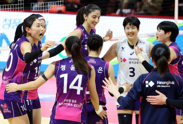1일 광주 서구 페퍼스타디움에서 열린 프로배구 V리그 여자부 페퍼저축은행과 흥국생명의 경기. 흥국생명 김연경 등 선수들이 세트스코어 3-0으로 승리 후 기뻐하고 있다. 연합뉴스