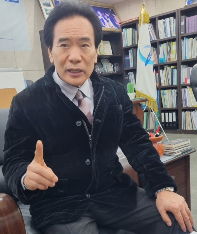 박몽용 박정희동상건립추진위원회 공동위원장이 박정희 대통령 동상 건립 의미를 설명하고 있다. 이주형 기자