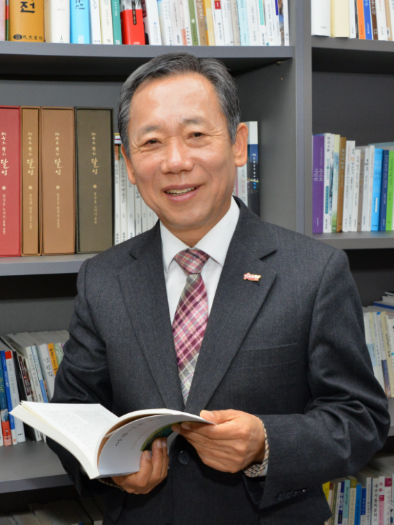 서정길 대구수필가협회 신임 회장