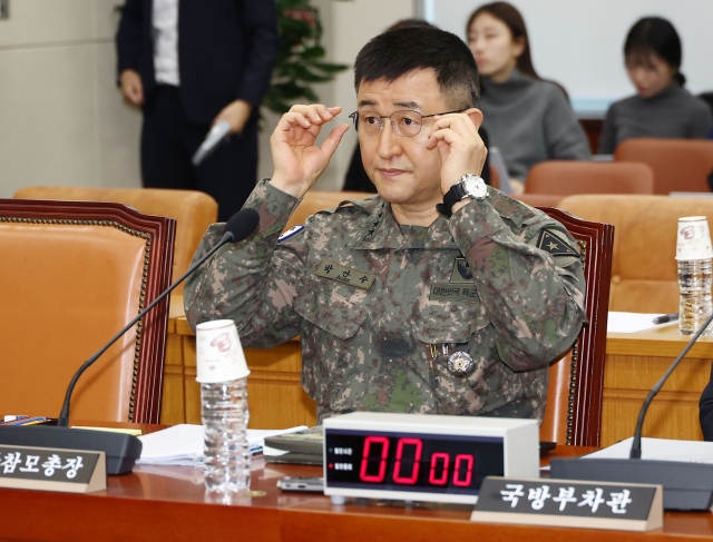 5일 서울 여의도 국회에서 열린 국방위원회 전체회의에 지난 3일 비상계엄 때 계엄사령관을 맡았던 박안수 육군참모총장이 참석하고 있다. 연합뉴스