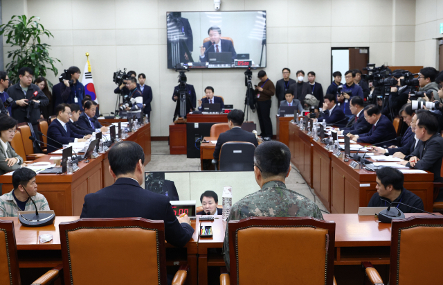 5일 서울 여의도 국회에서 열린 국방위원회 전체회의에 지난 3일 비상계엄 때 계엄사령관을 맡았던 박안수 육군참모총장과 국방부 김선호 차관이 참석해 있다. 연합뉴스