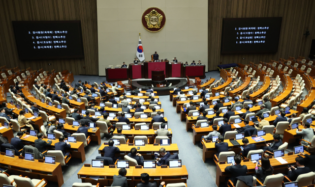 5일 서울 여의도 국회에서 열린 본회의 화면에 최재해 감사원장, 이창수 검사, 조상원 검사, 최재훈 검사에 대한 탄핵소추안이 표시되고 있다. 여당인 국민의힘 의원 자리는 비어 있다. 연합뉴스