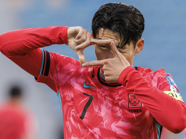 지난달 19일 오후(현지시간) 요르단 암만 국제경기장에서 열린 2026 북중미 월드컵 아시아 3차 예선 B조 한국과 팔레스타인의 경기. 한국의 손흥민이 동점골을 넣은 뒤 찰칵 세리머니를 하고 있다. 연합뉴스