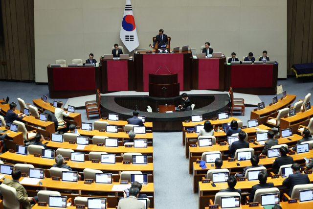 우원식 국회의장이 5일 서울 여의도 국회에서 열린 본회의에서 최재해 감사원장에 대한 탄핵소추안 통과를 알리며 의사봉을 두드리고 있다. 연합뉴스