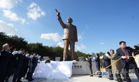 [단독] 경찰, 경북도청 앞 '박정희 동상 성금 모금' 수사