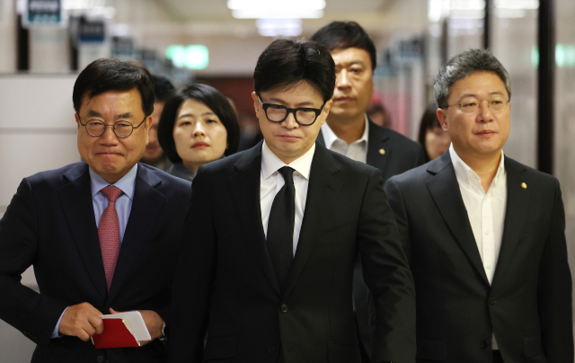 국민의힘 한동훈 대표(가운데)가 5일 오전 국회에서 열린 최고위원회의에 입장하고 있다. 연합뉴스