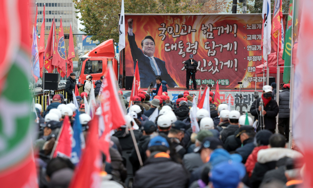 지난달 30일 오후 서울 용산구 전쟁기념관 앞에서 신자유연대 등 보수단체 회원들이 정권 지지 집회를 하고 있다. 연합뉴스