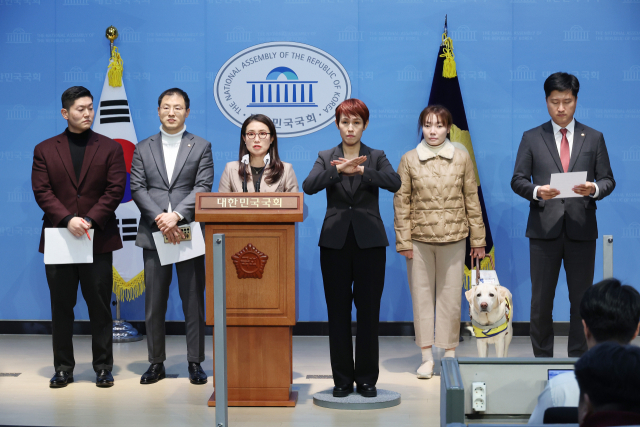 국민의힘 소장파 의원들이 5일 오후 국회 소통관에서 대통령 임기단축 개헌등을 제안하는 기자회견을 하고 있다. 연합뉴스