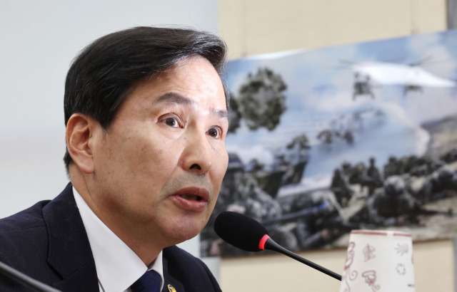 김선호 국방부 차관이 5일 오전 윤석열 대통령의 비상계엄 선포·해제 경위와 관련한 긴급 현안질의가 열린 국회 국방위원회 전체회의에 출석해 의원 질의에 답변하고 있다. 연합뉴스