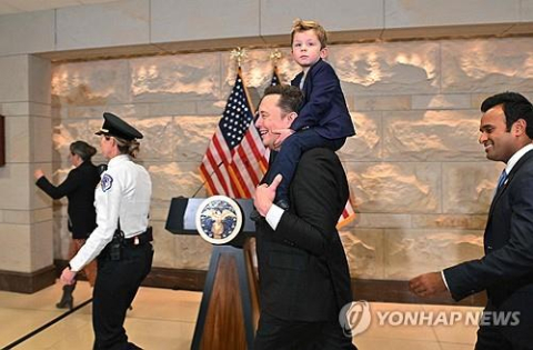 아들과 함께 美의회를 방문한 일론 머스크 테슬라 CEO. 워싱턴=AFP 연합뉴스