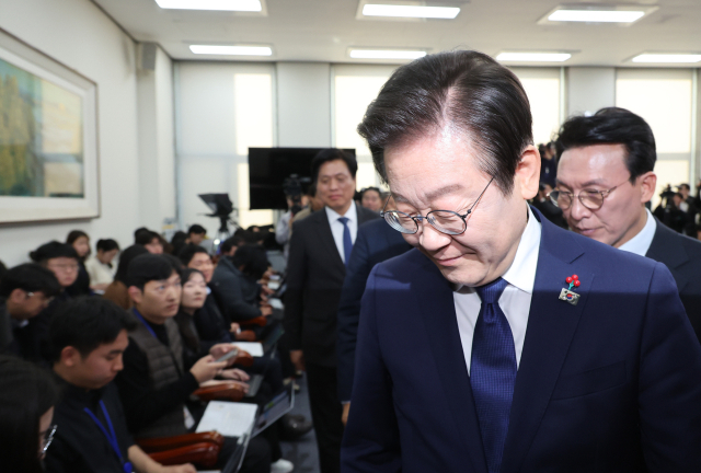 더불어민주당 이재명 대표가 6일 오전 국회에서 비상계엄 사태 관련 특별성명 발표를 마치고 밖으로 나서고 있다. 연합뉴스