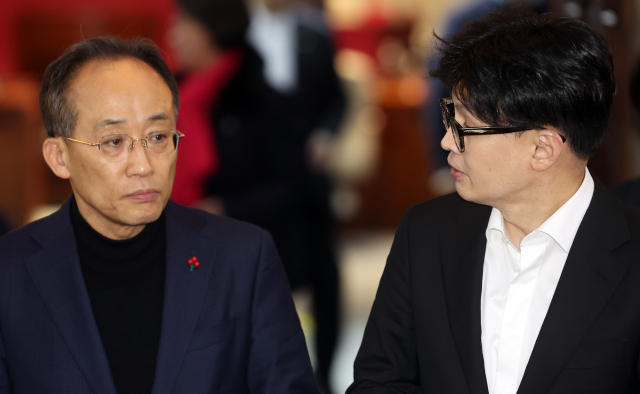 국민의힘 한동훈 대표가 4일 서울 여의도 국회에서 열린 비상의원총회를 마치고 나오며 발언하고 있다. 왼쪽은 추경호 원내대표. 연합뉴스