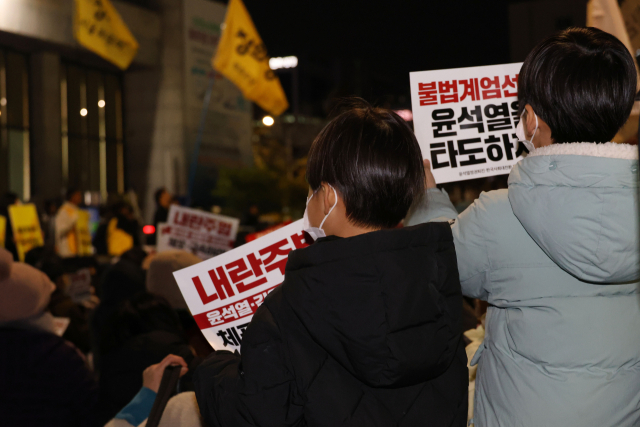 비상계엄 사태가 이틀째 이어진 5일 오후 제주시청 앞에서 시민사회단체와 진보정당 등으로 구성된 윤석열정권퇴진·한국사회대전환 제주행동이 대통령 퇴진 촉구 촛불집회를 열고 있다. 연합뉴스