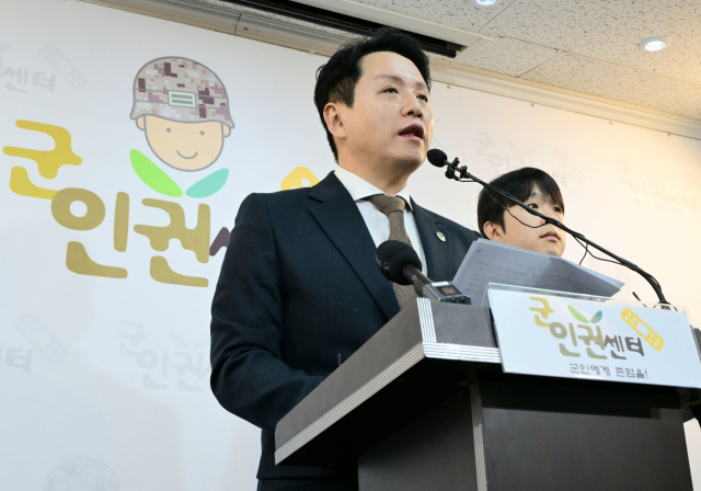 임태훈 군인권센터 소장이 6일 서울 마포구 군인권센터에서 2차 비상계엄 정황이 포착되었다며 육군에서 들어온 제보를 설명하고 있다. 연합뉴스