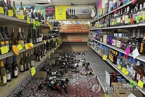 5일(현지시간) 발생한 캘리포니아 지진으로 피해 입은 한 상점 모습. AP=연합뉴스