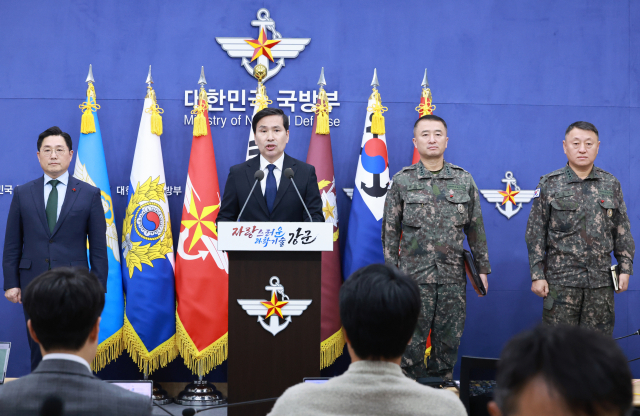 김선호 국방부 장관 직무대리가 6일 서울 용산 국방부에서 비상계엄 사태와 관련한 긴급 브리핑을 하고 있다. 연합뉴스
