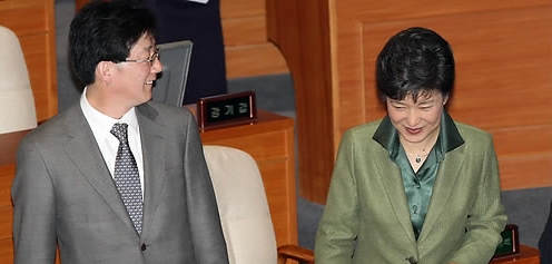 지난 2009년 4월 1일 국회 본회의장에서 당시 박근혜 전 한나라당 대표와 그의 비서실장을 맡았던 유승민 국회의원이 함께 자리했다. 연합뉴스