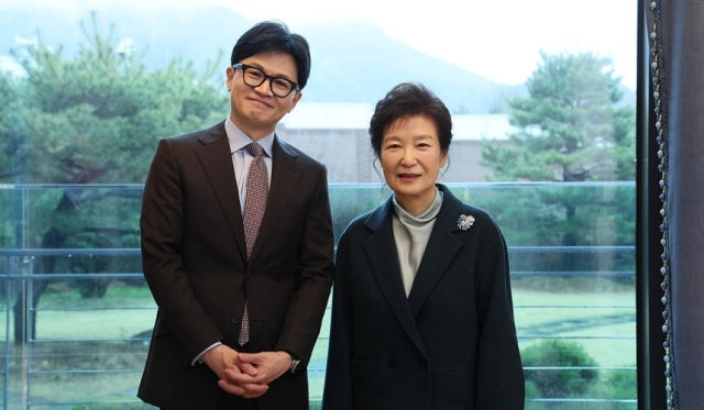 2024년 3월 26일 대구 달성군 박근혜 전 대통령 사저에서 한동훈 국민의힘 대표와 박근혜 전 대통령. 국민의힘 제공