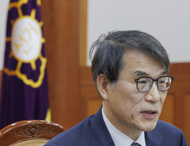 노태악 중앙선거관리위원장이 6일 오전 경기도 과천 중앙선거관리위원회에서 선관위원 회의를 마친 뒤 입장을 밝히고 있다. 중앙선관위는 이날 회의를 마친 뒤 비상계엄 상황 때 계엄군이 선관위 청사를 점거한 것과 관련,