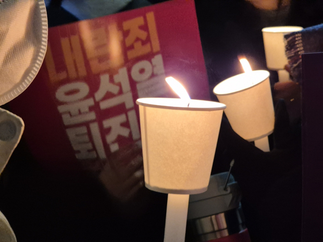 6일 오후 서울 영등포구 국회의사당엳 5번 출구 앞 시민들이 피케을 들고 있다. 김하나 기자 uno@imaeil.com